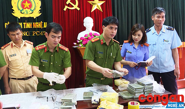Lực lượng chức năng giám định tang vật trong đường dây ma túy lớn từ Lào về Việt Nam