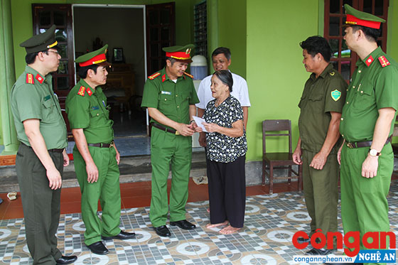 Đại tá Cao Tiến Mai, Trưởng Công an huyện cùng CBCS trong đơn vị đến tận nhà thăm hỏi, động viên và trao quà cho các hộ gia đình chính sách có hoàn cảnh khó khăn trên địa bàn