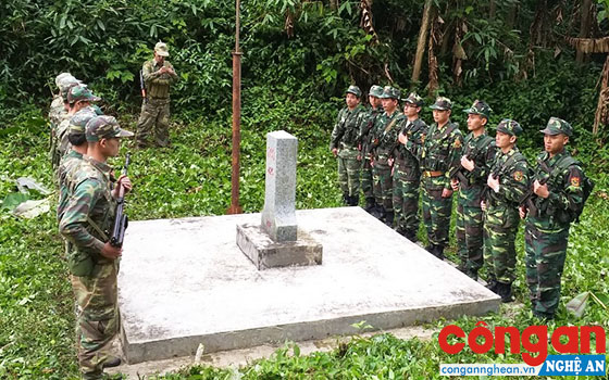  Lực lượng tuần tra song phương của Đồn Biên phòng Tam Hợp, Bộ đội Biên phòng Nghệ An và Đại đội Biên phòng 251, Bộ chỉ huy Quân sự tỉnh Bôlykhămxay, Lào bên mốc quốc giới số 425 biên giới Việt Nam - Lào