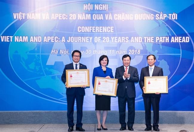 Phó Thủ tướng Phạm Bình Minh trao Huân chương Lao động cho các tập thể và cá nhân có thành tích xuất sắc đóng góp cho Năm APEC 2017.