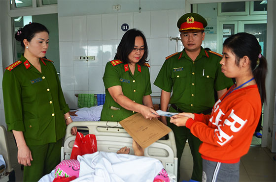Phòng Cảnh sát Quản lý hành chính về trật tự xã hội Công an Nghệ An trao CMND và quà cho anh Đặng Khắc Thành