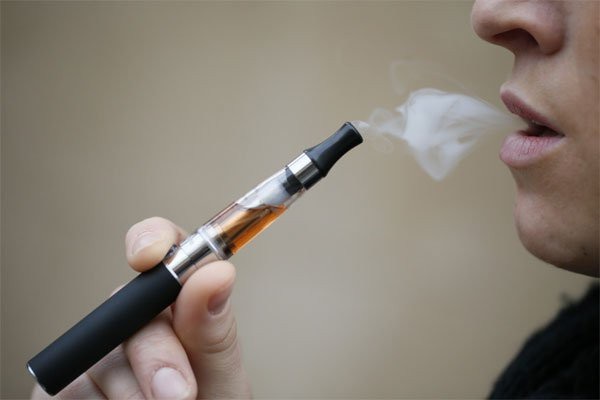 Các nghiên cứu cho thấy hút thuốc lá điện tử có nguy cơ gây ung thư cùng nhiều bệnh tật khác  và không giúp cai nghiện thuốc lá mà còn gây nghiện. Ảnh minh họa. Nguồn ảnh: dantri.com.vn