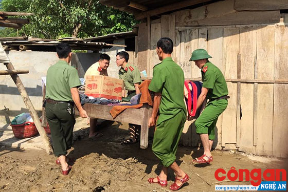 Công an huyện Kỳ Sơn giúp nhân dân khắc phục hậu quả lũ lụt