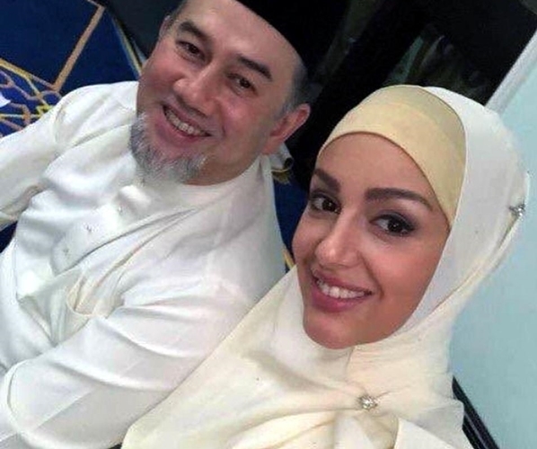 Voevodina (bìa phải, 25 tuổi) tươi cười bên người chồng là Quốc vương Malaysia (49 tuổi). Cô được cho là đã cải sang đạo Hồi vào tháng 4/2018. Ảnh: East2west.