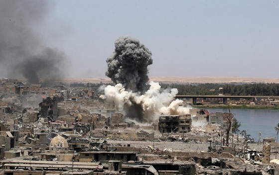 Cột khói bốc lên từ một vụ không kích ở Syria. Ảnh: ITN