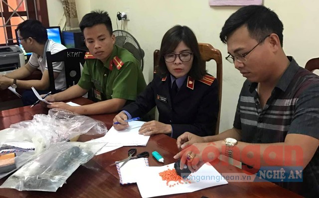 Cán bộ Công an huyện Diễn Châu phối hợp với Viện kiểm sát nhân dân huyện                     niêm phong tang vật bị thu giữ 