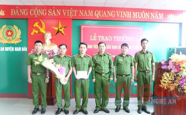 Đồng chí Đại tá Nguyễn Mạnh Hùng, Phó giám đốc Công an tỉnh trao thưởng cho Ban chuyên án