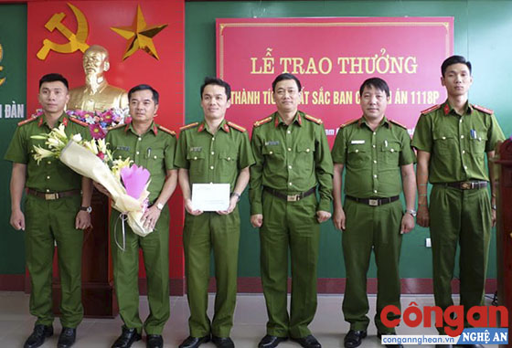Đồng chí Đại tá Nguyễn Mạnh Hùng, Phó Giám đốc Công an tỉnh, Thủ trưởng Cơ quan CSĐT trao thưởng cho Ban chuyên án 1118P