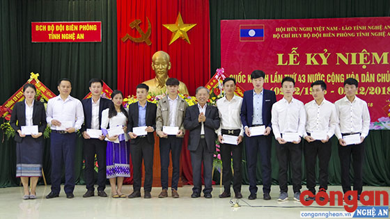 Hội Hữu nghị Việt Nam - Lào tỉnh Nghệ An tặng 11 suất học bổng cho học sinh Lào đang học tại các trường đại học, cao đẳng tại Nghệ An
