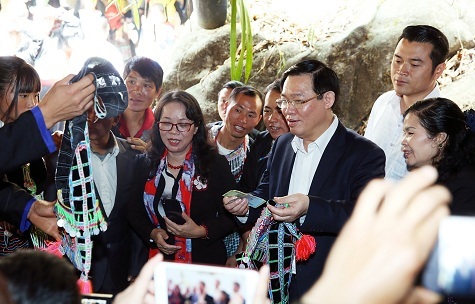 Phó Thủ tướng Vương Đình Huệ tham quan khu chợ bán sản vật địa phương ở bản du lịch Sin Suối Hồ, Lai Châu. Ảnh: VGP/Thành Chung