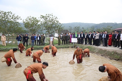 Phó Thủ tướng Vương Đình Huệ tham quan mô hình du lịch cộng đồng, trải nghiệm làm nông dân ở huyện Nghi Xuân, tỉnh Hà Tĩnh. Ảnh: VGP/Thành Chung