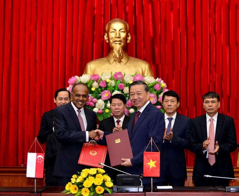 Bộ trưởng Tô Lâm; Ngài K. Shanmugam, Bộ trưởng Bộ Nội vụ kiêm Bộ trưởng Bộ Pháp luật Singapore trao Thỏa thuận hợp tác song phương trong lĩnh vực phòng, chống tội phạm xuyên quốc gia.