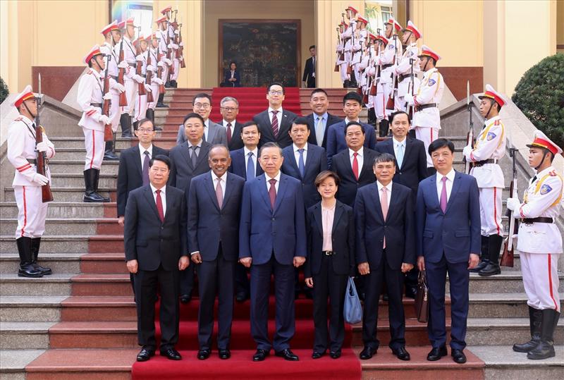 Bộ trưởng Tô Lâm; Ngài K. Shanmugam, Bộ trưởng Bộ Nội vụ kiêm Bộ trưởng Bộ Pháp luật Singapore cùng các đại biểu.