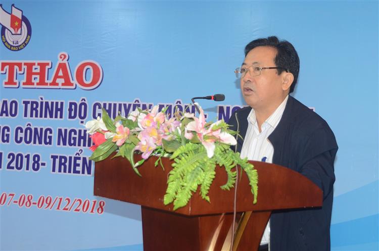  Đồng chí Trần Duy Ngoãn - Chủ tịch Hội Nhà báo tỉnh Nghệ An phát biểu đề dẫn hội thảo