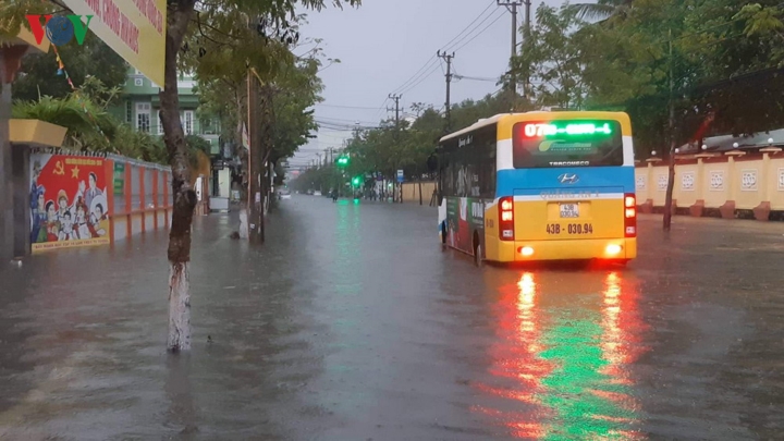 Nhiều tuyến đường Núi Thành, Nguyễn Văn Linh bị ngập nặng