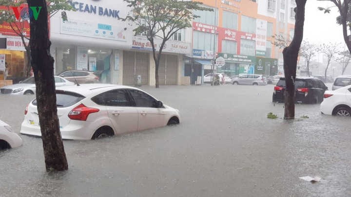 Đường Nguyễn Văn Linh bị ngập sâu.