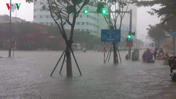 Nhiều tuyến phố ở Đà Nẵng ngập trong nước mưa.