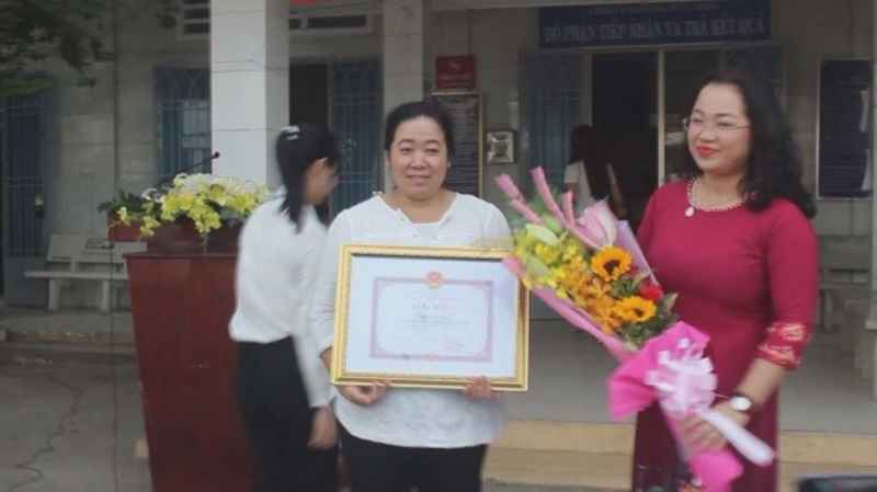 Chị Thạch Thị Tha, nhận bằng khen của Chủ tịch UBND tỉnh Đồng Nai