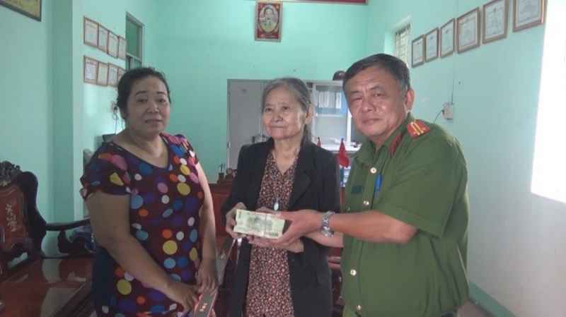 Bà La Hưu Hi (đứng giữa) nhận lại số tiền 100 triệu đồng từ BCH Công an phường Bửu Hòa và chị Tha trao trả.