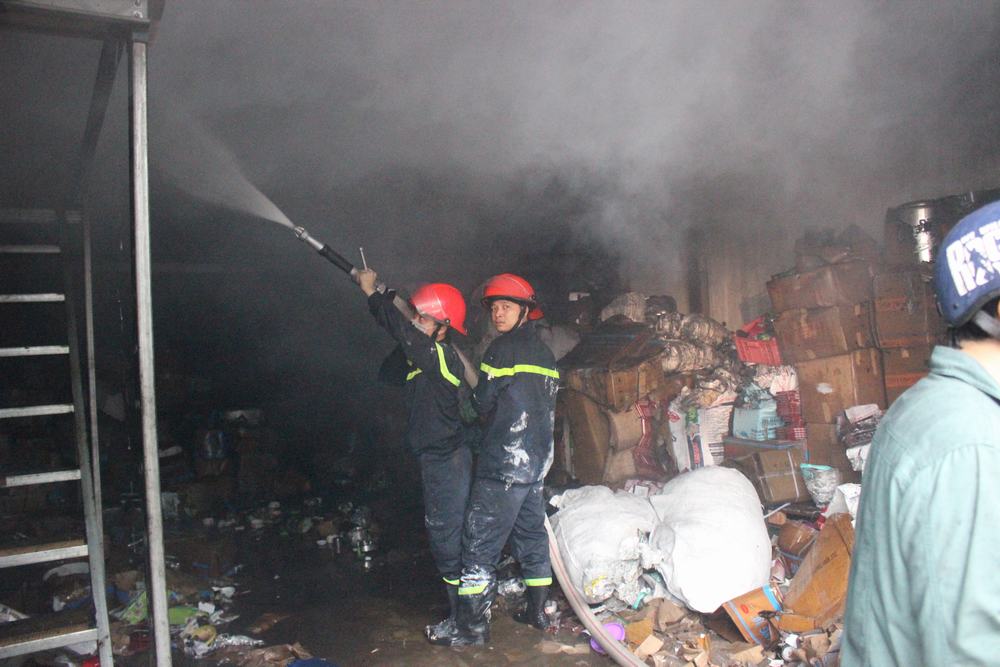 Lính cứu hỏa chữa cháy trong một nhà kho