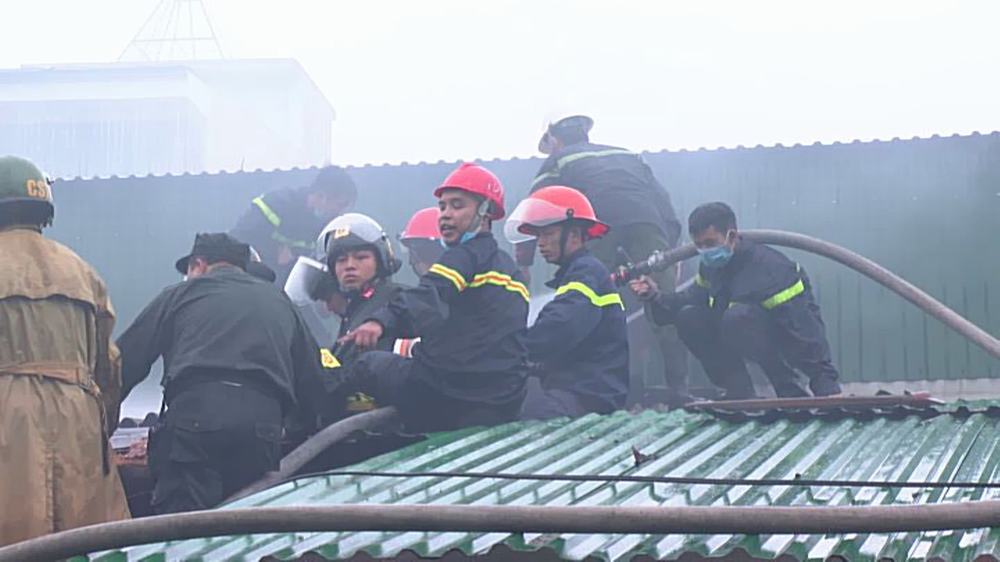 Lính cứu hỏa phải phá mái tôn để dập lửa từ bên trên