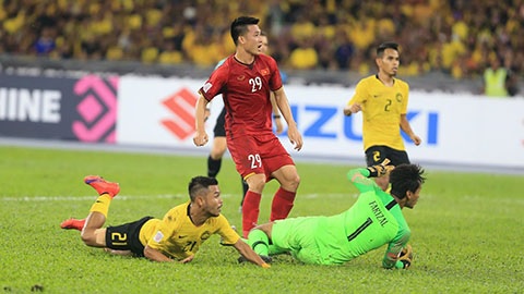 Malaysia bất lực nhìn bóng lăn vào lưới sau pha dứt điểm của Huy Hùng ở trận đấu lượt đi