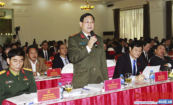 Đồng chí Đại tá Nguyễn Hữu Cầu, Giám đốc Công an tỉnh trao đổi về công tác đấu tranh với các đường dây làm chế độ thương binh giả trên địa bàn
