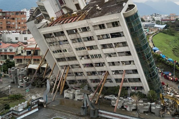 Một tòa nhà bị phá hủy sau trận động đất Hoa Liên có cường độ 6,4 độ ở Đài Loan ngày 8/2/2018. Ảnh: Getty