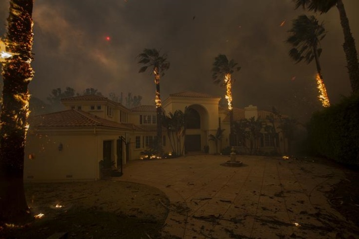 Malibu, California chìm trong lửa lớn và khói phủ mịt mù trong trận cháy rừng Woolsey ngày 9/11/2018. Ảnh: Getty