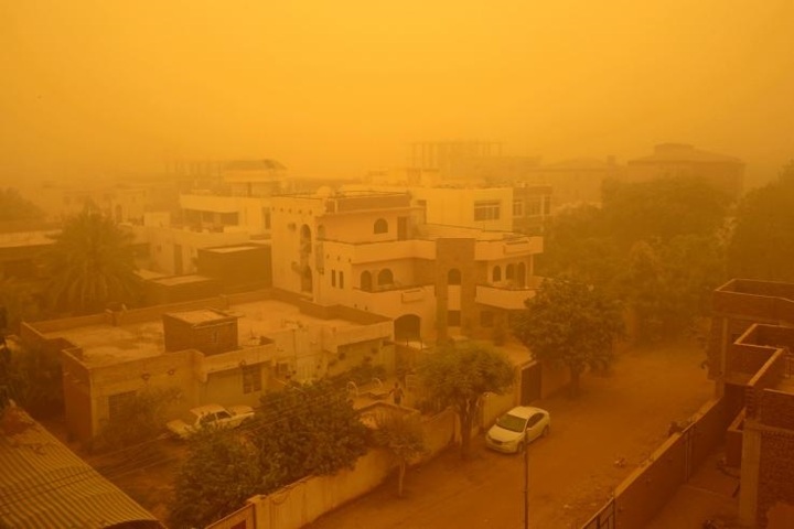 Bức ảnh chụp ngày 29/3/2018 cho thấy một trận bão cát đang bao phủ thủ đô Khartoum của Sudan. Trận bão cát này đã khiến các nhà chức trách phải hủy các chuyến bay, cũng như đóng cửa các trường học ở Khartoum và các thị trấn gần đó.