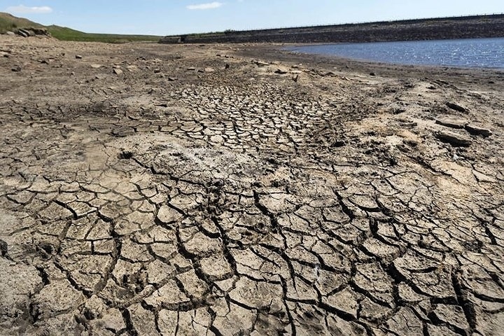 Đợt nắng nóng ở Anh trong mùa hè 2018 không chỉ ảnh hưởng đến cuộc sống người dân mà còn gây nên tình trạng khô hạn nghiêm trọng. Thậm chí nhiều hồ trữ nước tại xứ sở sương mù như Earlswood, Wayoh, March Haigh... cũng cạn kiệt. Ảnh: Express.co.uk
