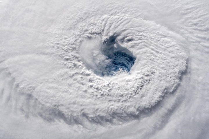 Cơn bão Florence vần vũ trên Đại Tây Dương trước khi đổ bộ vào bờ Đông nước Mỹ hồi tháng 9/2018. Hình ảnh trên được phi hành gia của ESA (Cơ quan Vũ trụ châu Âu) Alexander Gerst chụp từ Trạm Vũ trụ Quốc tế. Ảnh: NASA