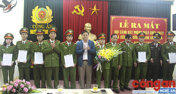 Đại diện lãnh đạo huyện, Công an tỉnh, Công an huyện Quỳnh Lưu trao quyết định, tặng hoa cho Đội Cảnh sát Phòng cháy chữa cháy và Cứu nạn, cứu hộ  