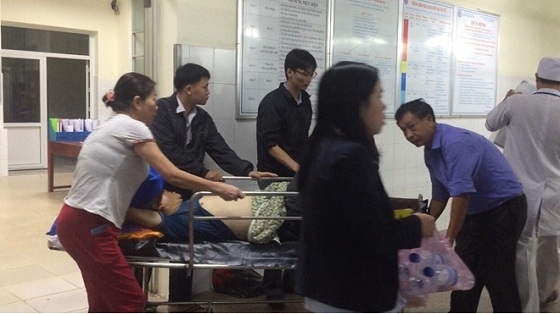Một trong số các nạn nhân trong vụ tai nạn đang được cấp cứu tại Bệnh viện Đa khoa Quảng Ngãi