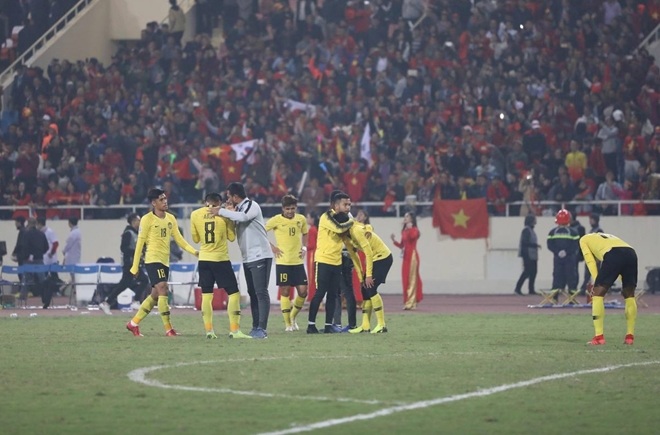 Bóng đá là vậy, các cầu thủ Malaysia dù đã rất cố gắng, có những thời điểm họ tạo ra được sức ép khủng khiếp lên khung thành của Văn Lâm nhưng may mắn đã không mỉm cười với họ. Nỗi buồn thất thần sau thất bại ngay trên sân Mỹ Đình của các cầu thủ Malaysia