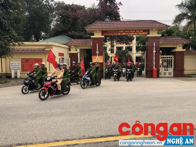 CBCS Công an huyện Anh Sơn tổ chức diễu hành biểu dương lực lượng trên các tuyến đường của huyện Anh Sơn