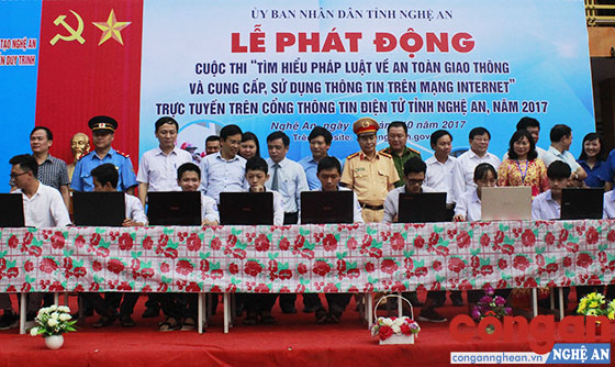 Học sinh Trường THPT Nguyễn Duy Trinh, huyện Nghi Lộc tham gia cuộc thi năm 2017