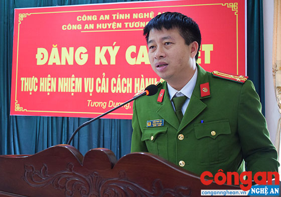 Thượng tá Trần Phúc Tú, Trưởng Công an huyện phát biểu tại buổi lễ