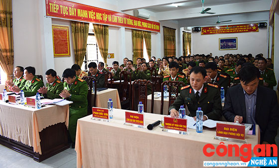 Các đại biểu và CBCS Công an huyện Tương Dương tham dự buổi lễ