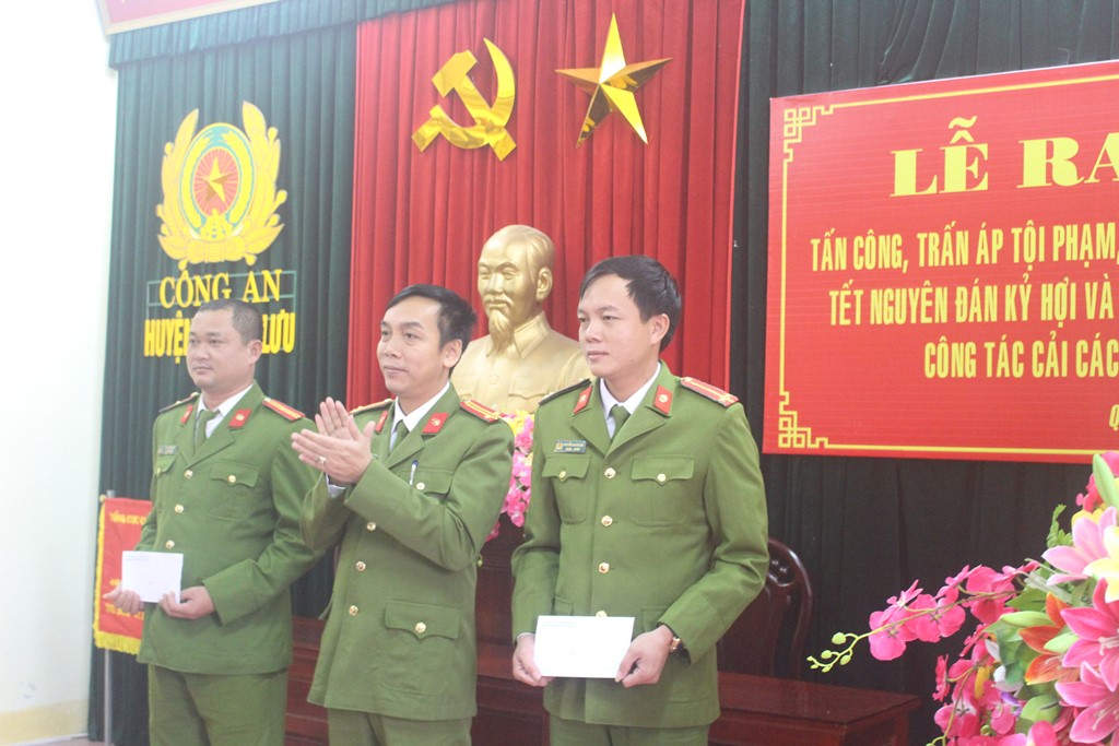 Đồng chí Tạ Đình Tuấn, Trưởng Công an huyện khen thưởng tập thể, cá nhân có thành tích xuất sắc
