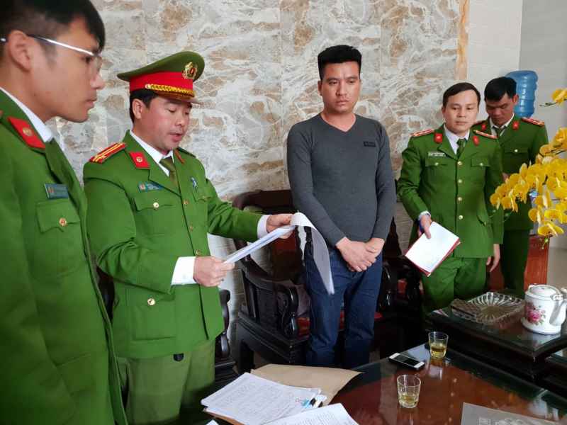 PC03 Công an Quảng Bình đọc lệnh bắt tạm giam đối với Phan Văn Sơn.