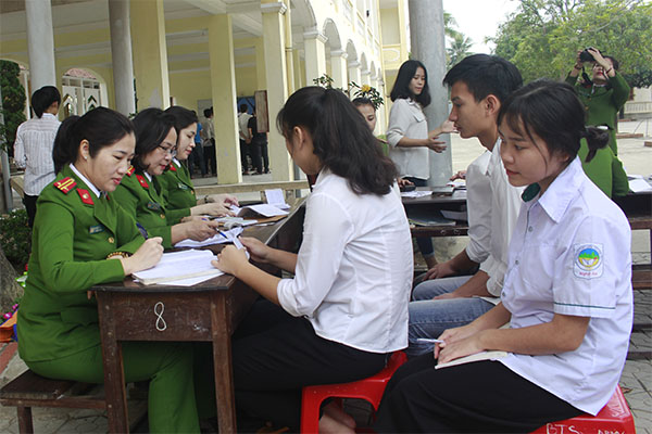 Gần 300 học sinh Trường THPT Dân tộc Nội trú tỉnh Nghệ An lần này đã được làm CMND miễn phí