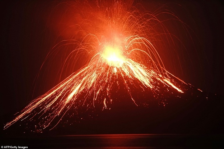 Theo cơ quan phòng chống thiên tai Indonesia, đợt sóng thần có thể gây ra bởi hiện tượng lở đất dưới đáy biển sau khi núi lửa Krakatoa phun trào. Ảnh AFP/Getty: Núi lửa Krakatoa trong một đợt phun trào.