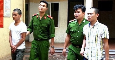 “Siêu trộm” đột nhập Đào Xuân Soạn (áo kẻ) từng bị Công an quận Thanh Xuân bắt giữ năm 2012.