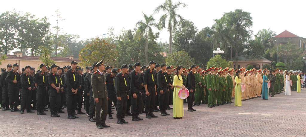 Các lực lượng tham dự lễ ra quân.