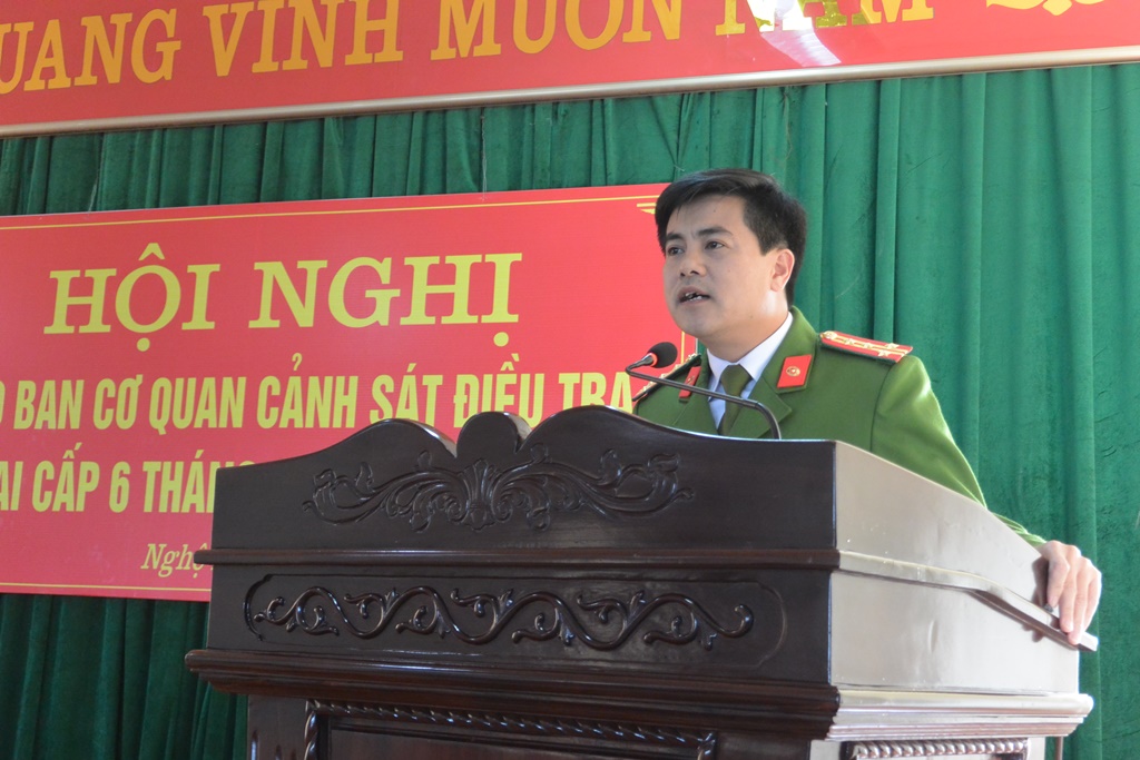 Đồng chí Đại tá Nguyễn Đức Hải, Phó Giám đốc Công an tỉnh trình bày tham luận về công tác giam giữ, thi hành án