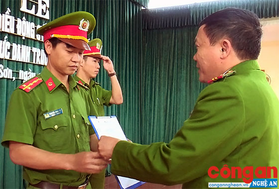 Thượng tá Thái Khắc Thống, Trưởng Công an huyện Đô Lương trao quyết định Trưởng, Phó trưởng Công an xã Đông Sơn