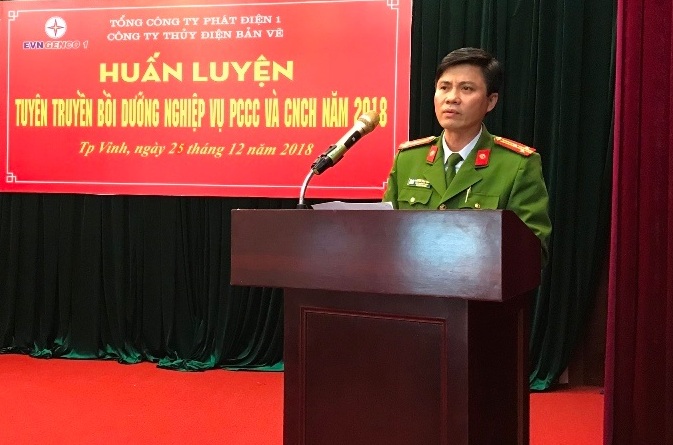 Thượng tá Nguyễn Đình Hạnh, Phó trưởng Phòng Cảnh sát PCCC và CNCH – Công an tỉnh Nghệ An phát biểu khai mạc buổi tuyên truyền.