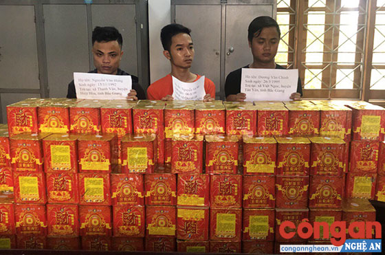 Các đối tượng mua bán pháo và tang vật bị Công an huyện Nghĩa Đàn bắt giữ