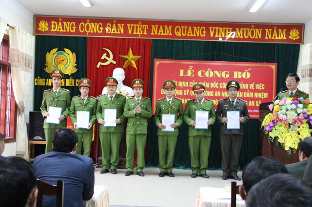 Đồng chí Thượng tá Nguyễn Duy Thanh trao quyết định cho 6 đồng chí đảm nhận chức danh công an viên, Phó, Trưởng Công an xã.
